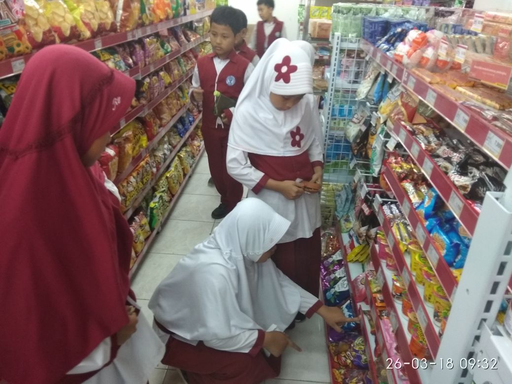 image kegiatan belanja di kita mart 